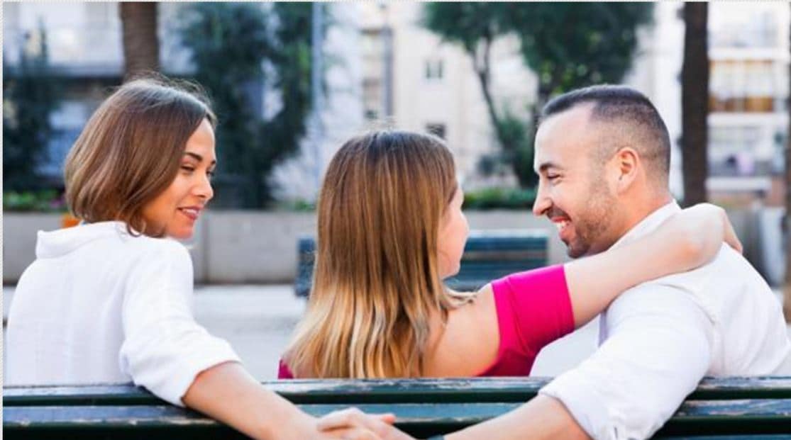 Una coppia siede su una panchina rivolgendosi l'uno verso l'altra, rappresentando relazioni aperte e comunicazione.