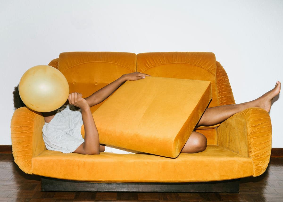 uno single introverso si nasconde su un divano