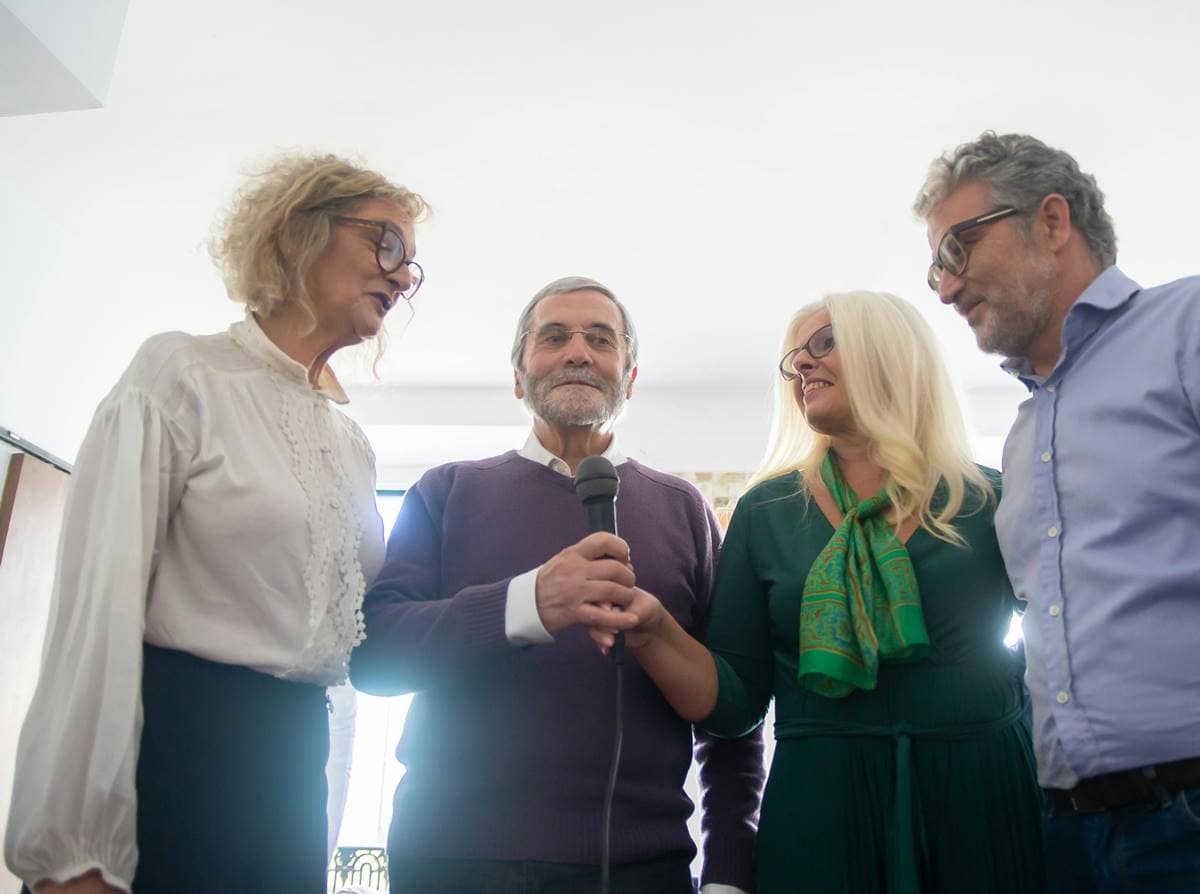 Gruppo di uomini maturi e donne che socializzano e condividono un momento felice insieme.
