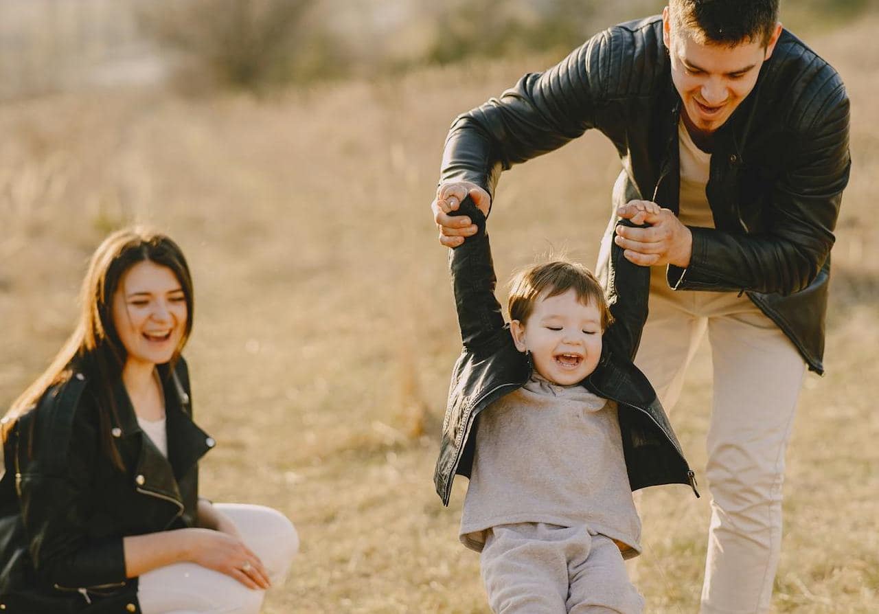 Genitori single giocano con bambino in una giornata di incontri.