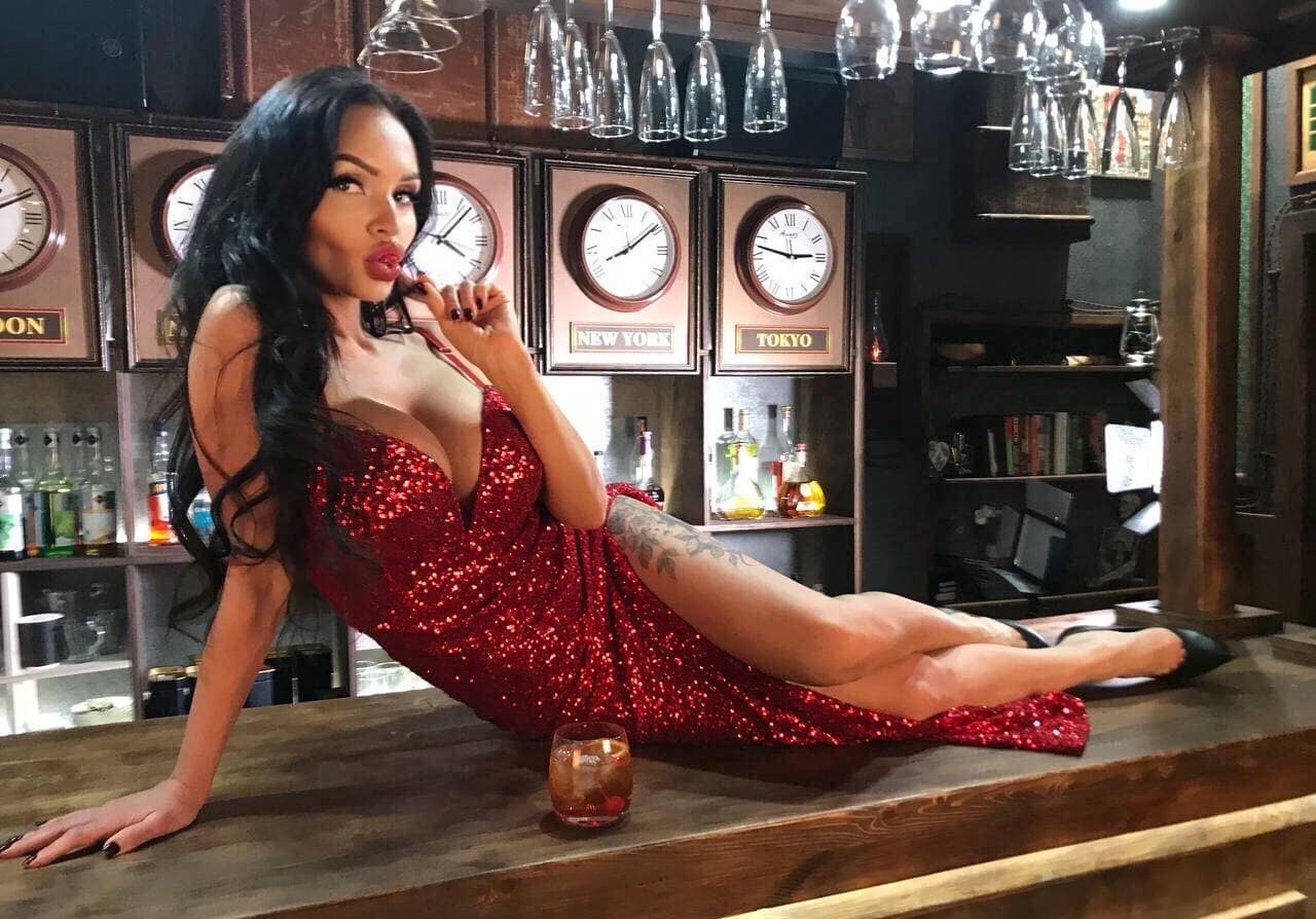 donna infedele al bar