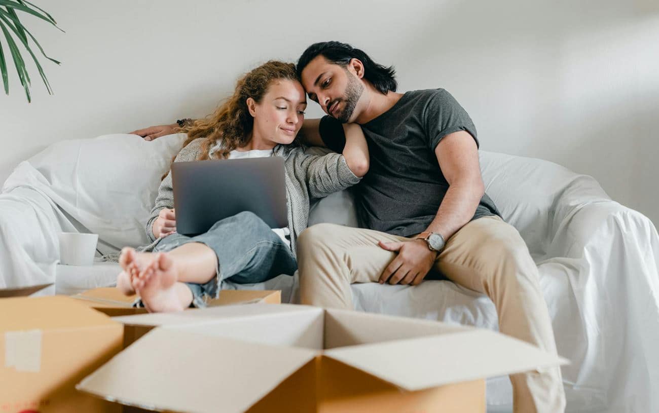 Coppia affiatata che condivide un momento tranquillo insieme, simboleggiando relazioni serie e impegno.