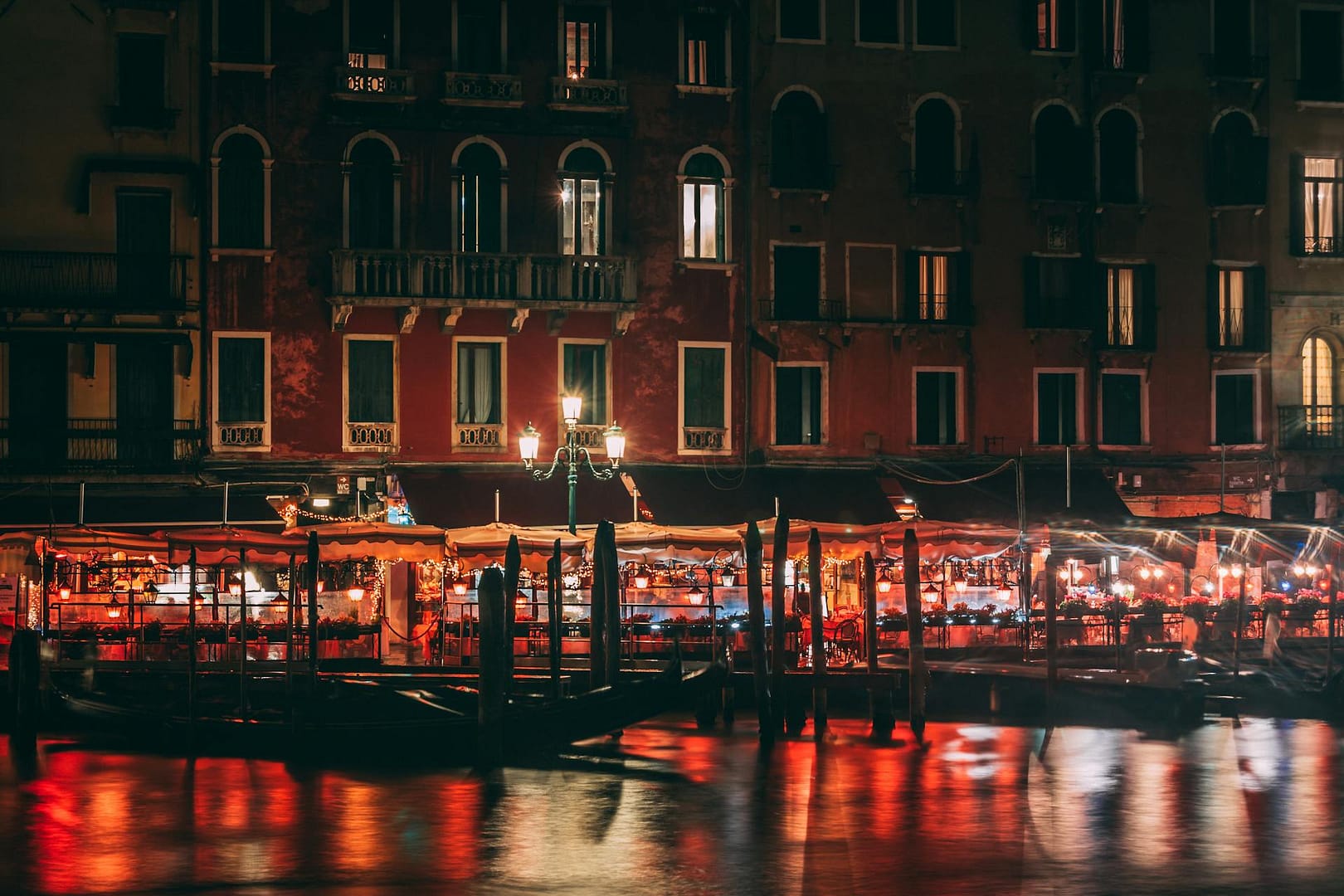 le facciate illuminate a Venezia simboleggiano gli incontri in Italia